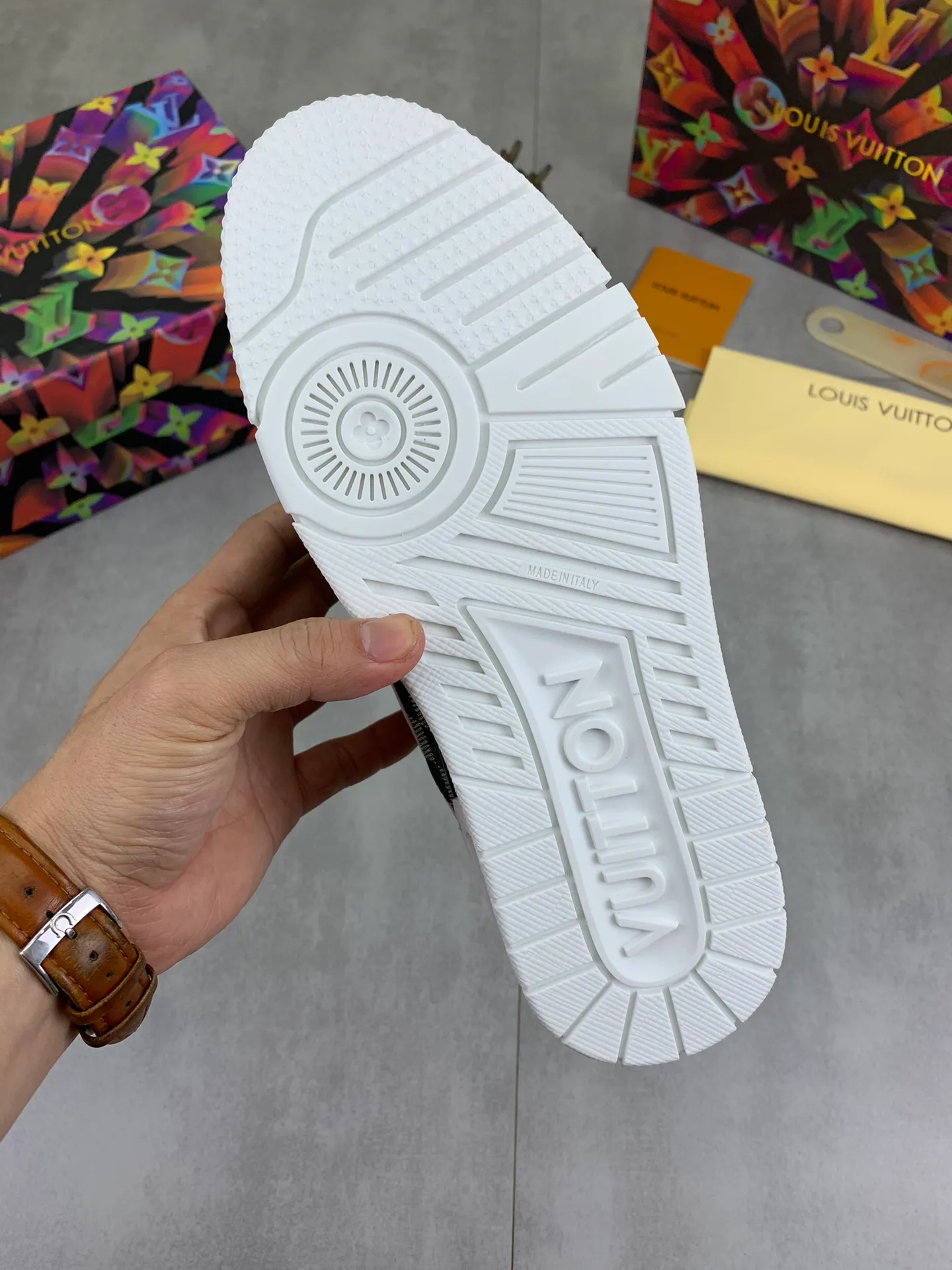 Men's shoes 💰P580 New style 💰💎💎Latest color High version 2025Louis*Vuitto* LV Traine Catwalk TRAINER outsole and fabric private model A shoe that definitely costs a lot of money and effort. This series was designed after the arrival of Vifgil. It is favored by many fans every season. Original TPU outsole Original packaging Men's size: 38-45 (46 can be customized) Color: 2️⃣ colors available (available from stock, super fast delivery)